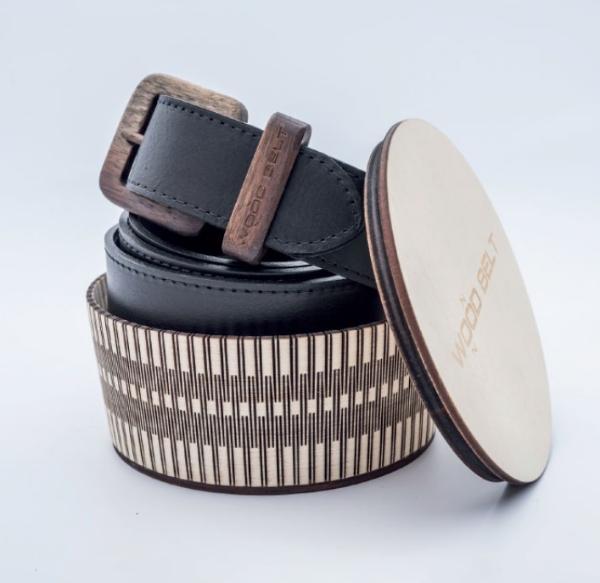 Usnjen moški pas CARE črne barve (WOOD BELT)
